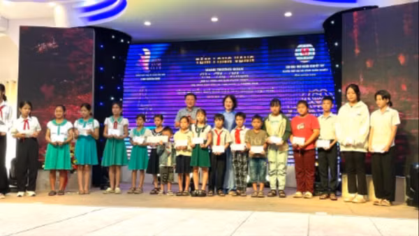 Các em học sinh nghèo vượt khó được đại diện Ban tổ chức trao quà tại sự kiện.