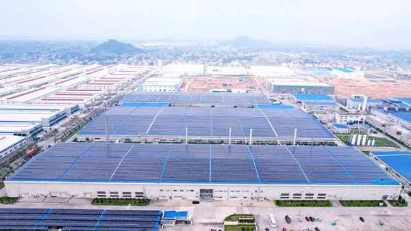 Hệ thống điện mặt trời mái nhà tại Công ty Trách nhiệm hữu hạn Phát triển năng lượng Trina Solar trong Khu công nghiệp Yên Bình. (Ảnh: HƯƠNG LAN)