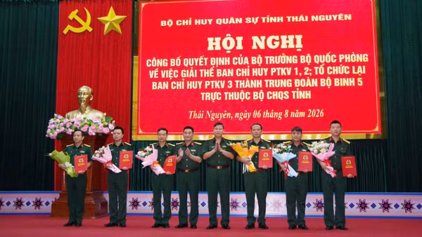 Trao quyết định bổ nhiệm cán bộ, chỉ huy Trung đoàn bộ binh 5. (Ảnh: DUY ĐỨC).