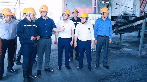 Lãnh đạo tỉnh Thái Nguyên kiểm tra hoạt động sản xuất tại nhà máy của Công ty cổ phần Kim loại màu Thái Nguyên-Vimico. (Ảnh: Ủy ban nhân dân tỉnh Thái Nguyên)