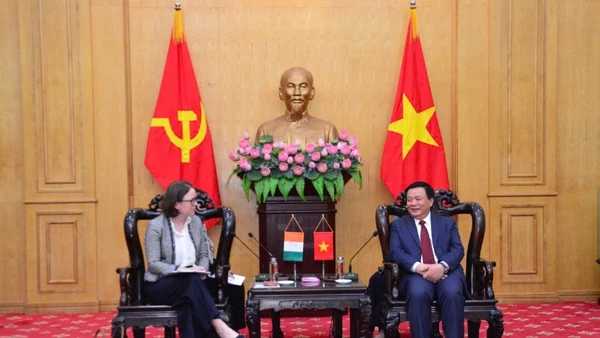 Đồng chí Nguyễn Xuân Thắng, Ủy viên Bộ Chính trị, Giám đốc Học viện Chính trị quốc gia Hồ Chí Minh, Chủ tịch Hội đồng Lý luận Trung ương tiếp bà Deirdre Ní Fhallúin, Đại sứ đặc mệnh toàn quyền Cộng hòa Ireland tại Việt Nam. (Ảnh: Phạm Cường) 