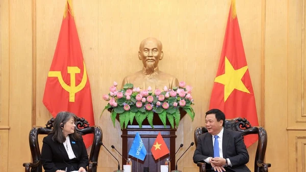 Đồng chí Nguyễn Xuân Thắng, Ủy viên Bộ Chính trị, Giám đốc Học viện Chính trị quốc gia Hồ Chí Minh, Chủ tịch Hội đồng Lý luận Trung ương, và bà June Kunugi, Giám đốc Quỹ Nhi đồng Liên hợp quốc khu vực Đông Á và Thái Bình Dương tại Việt Nam.