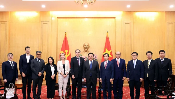 Các đại biểu chụp ảnh lưu niệm tại buổi tiếp và làm việc.