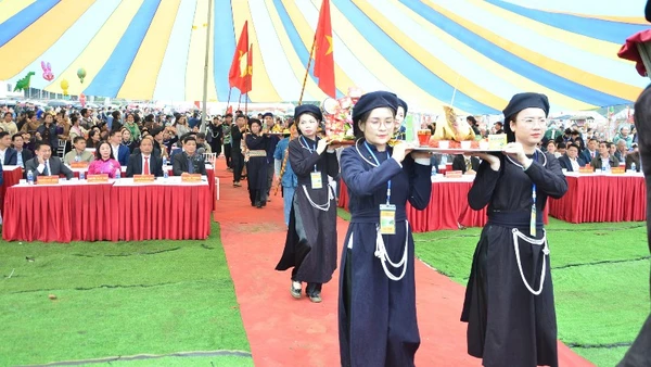 Nghi lễ rước mâm cỗ cầu mùa tại lễ khai hội. (Ảnh: TUẤN SƠN)