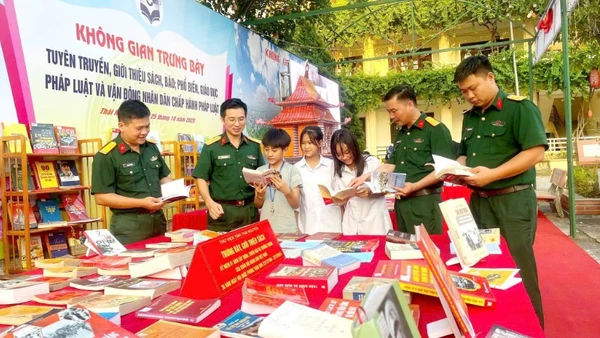 Cán bộ Bộ Chỉ huy Quân sự tỉnh Thái Nguyên phổ biến giáo dục pháp luật cho học sinh xã Phú Lương. (Ảnh: DUY ĐỨC).