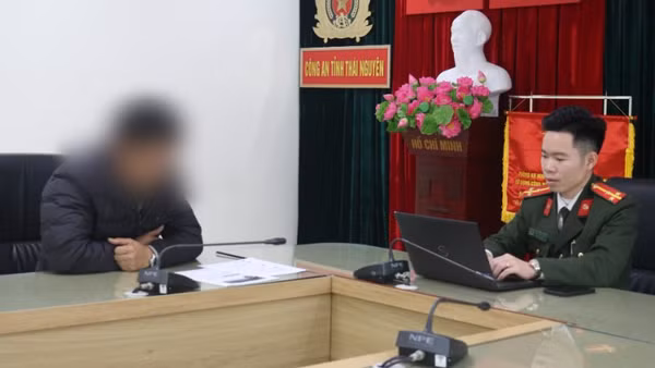 Công an Thái Nguyên làm việc với đối tượng N.T.A. (Ảnh: Công an Thái Nguyên).