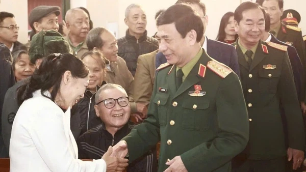 Cử tri vui đón Đại tướng Phan Văn Giang tại hội nghị. (Ảnh: DUY ĐỨC).