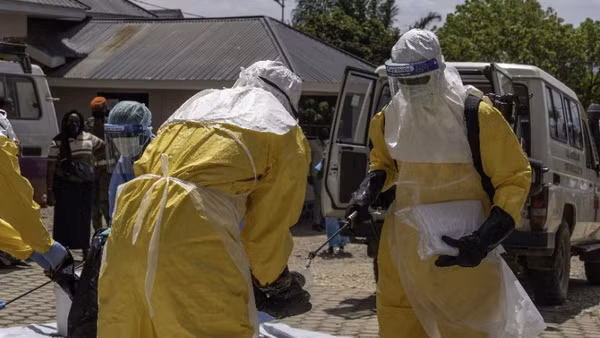 Nhân viên y tế tiến hành khử trùng để ngăn ngừa sự lây lan của dịch Ebola tại Bunia, tỉnh Ituri, CHDC Congo. (Ảnh: THX/TTXVN)