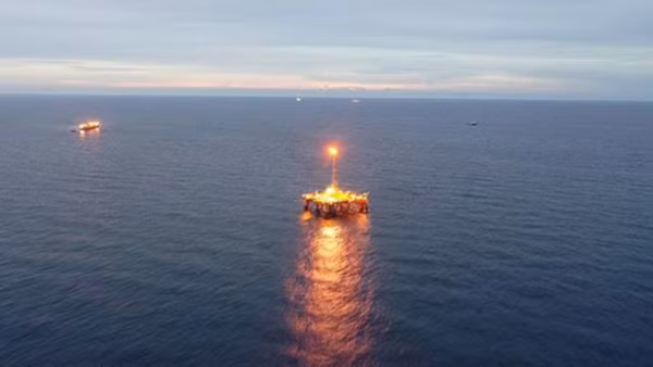 Giàn FPU - Ngọn hải đăng tại mỏ Đại Hùng.