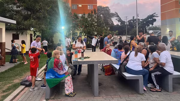 Người dân tại Caracas, Venezuela sơ tán ra ngoài trời sau các trận động đất mạnh. (Ảnh: THX/TTXVN)