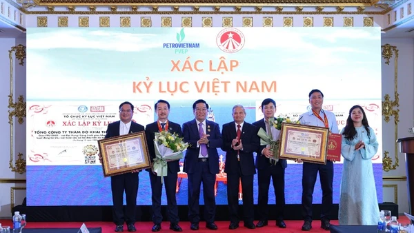 Chủ tịch Hội đồng Tổ chức Kỷ lục Việt Nam Lê Doãn Hợp trao chứng nhận xác lập kỷ lục Việt Nam cho hai hạng mục tiêu biểu của dự án mỏ Đại Hùng tới lãnh đạo PVEP cùng đại diện các cán bộ nghiên cứu công trình.