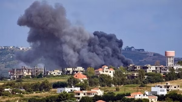 Khói bốc lên sau cuộc không kích của Israel xuống miền nam Liban. (Ảnh: IRNA/TTXVN)