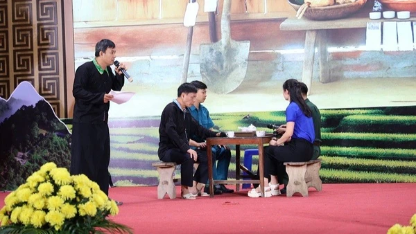 Một phần tiểu phẩm "Chuyện nhà A Lử" được trình diễn tại hội nghị đã thu hút sự quan tâm của đội ngũ tuyên truyền viên, báo cáo viên và nhân dân xã Mường Ảng.
