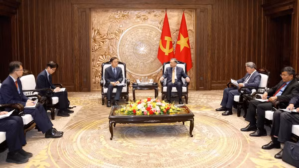 Tổng Bí thư, Chủ tịch nước Tô Lâm tiếp Bộ trưởng Đất đai, Cơ sở hạ tầng và Giao thông Hàn Quốc Kim Yun Duk. (Ảnh: TTXVN)