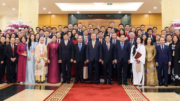 Tổng Bí thư Tô Lâm gặp mặt Đoàn kiều bào tiêu biểu tham dự Chương trình Xuân Quê hương 2026, tại Hà Nội, ngày 8/2/2026. (Ảnh: TTXVN)