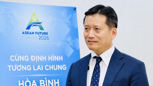 Tiến sĩ Nguyễn Hùng Sơn, Giám đốc Học viện Ngoại giao trả lời phỏng vấn báo chí về các nội dung liên quan đến Diễn đàn Tương lai ASEAN 2026. (Ảnh: TTXVN)
