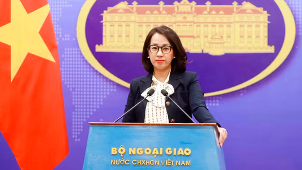 Bà Phạm Thu Hằng trong vai trò Người phát ngôn Bộ Ngoại giao Việt Nam tại một cuộc họp báo thường kỳ của Bộ Ngoại giao Việt Nam. (Ảnh: TTXVN)