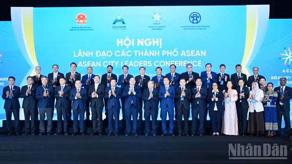 Ủy viên Bộ Chính trị, Phó Thủ tướng Thường trực Chính phủ Phạm Gia Túc chụp ảnh cùng các đại biểu tham dự hội nghị. (Ảnh: DUY LINH)