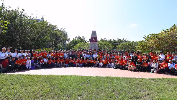 Đoàn công tác số 10 thăm và làm việc tại quần đảo Trường Sa và nhà giàn DK1