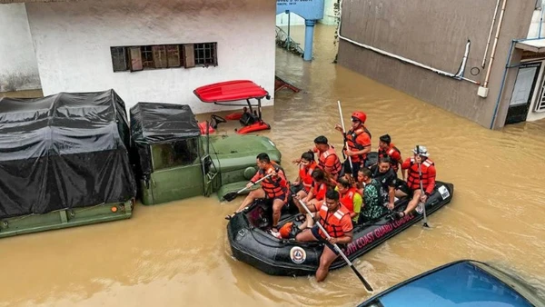 Ảnh minh họa: Lực lượng cứu nạn di dời người dân chịu ảnh hưởng của lũ lụt do bão Trami gây ra tại tỉnh Camarines Sur, Philippines, ngày 24/10/2024. (Ảnh: Tân Hoa Xã)
