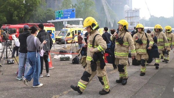 Các nhân viên cứu hộ tại hiện trường vụ cháy. (Ảnh: TTXVN)