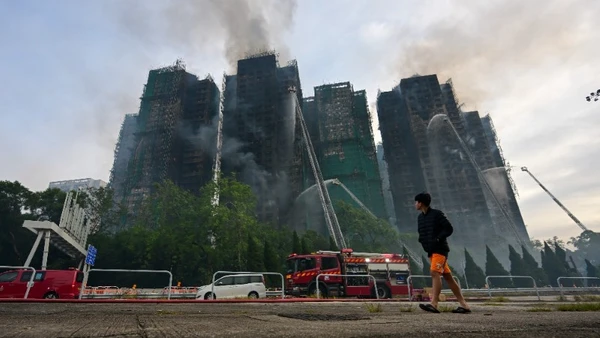 Khu chung cư ở quận Tai Po, Hồng Kông (Trung Quốc) sau vụ hỏa hoạn. (Ảnh: THX/TTXVN) 