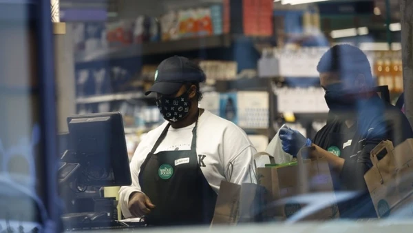 Người lao động làm việc tại một siêu thị tại Washington D.C, Mỹ. (Ảnh: Tân Hoa Xã)