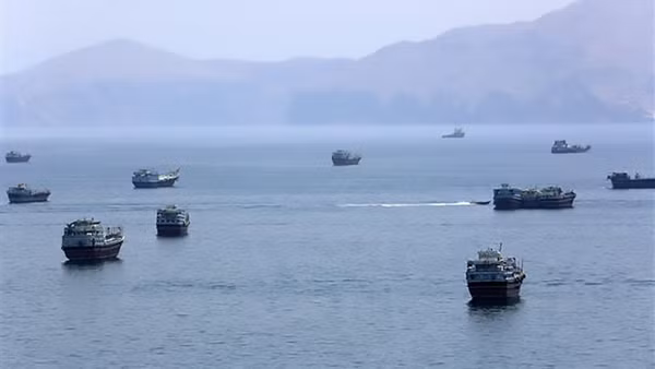 Tàu thuyền di chuyển trên eo biển Hormuz, gần thị trấn Khasab, miền bắc Oman, ngày 20/6/2026. (Ảnh: THX/TTXVN)