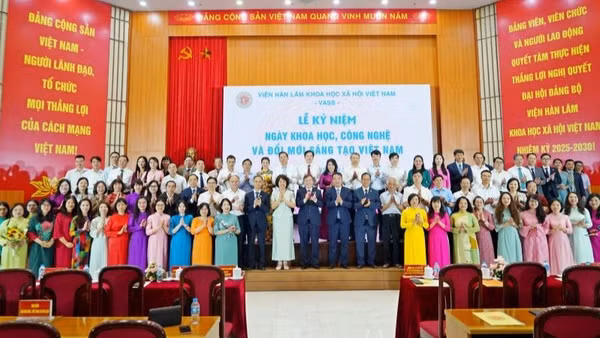 Các nhà khoa học cùng các đại biểu chụp ảnh kỷ niệm tại buổi lễ.