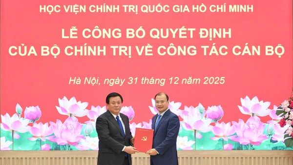 Đồng chí Nguyễn Xuân Thắng, Ủy viên Bộ Chính trị, Giám đốc Học viện Chính trị quốc gia Hồ Chí Minh, Chủ tịch Hội đồng Lý luận Trung ương, trao quyết định của Bộ Chính trị và chúc mừng đồng chí Lê Hải Bình, Ủy viên dự khuyết Trung ương Đảng, Phó Giám đốc Học viện Chính trị quốc gia Hồ Chí Minh. (Ảnh: THẾ ĐẠI)