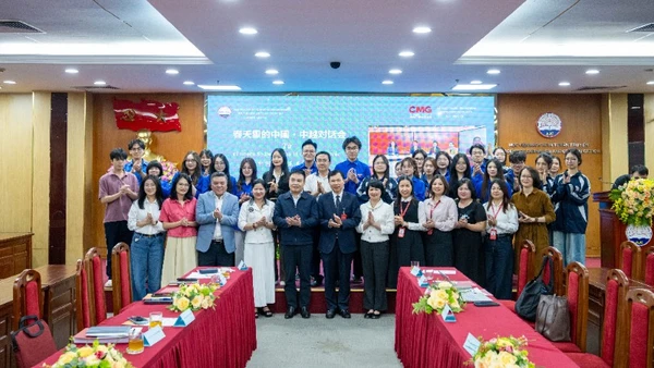 Các đại biểu tham dự tọa đàm và sinh viên Học viện Báo chí và Tuyên truyền chụp ảnh lưu niệm. (Ảnh: HOÀNG LAN) 