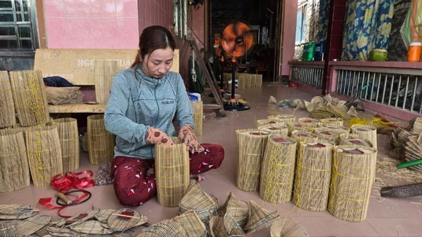 Người lao động tại làng nghề đan lọp Thới Long.