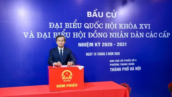 Đồng chí Đoàn Minh Huấn, Ủy viên Bộ Chính trị, Giám đốc Học viện Chính trị quốc gia Hồ Chí Minh, Phó Chủ tịch Thường trực Hội đồng Lý luận Trung ương bỏ phiếu bầu cử tại Khu vực số 4, phường Thanh Xuân (Hà Nội). (Ảnh DUY LINH)
