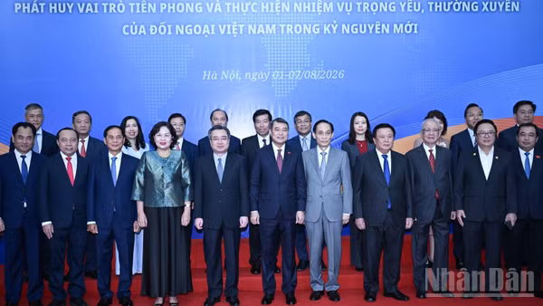Thủ tướng Chính phủ Lê Minh Hưng chụp ảnh chung cùng các đồng chí lãnh đạo, đại biểu tham dự phiên toàn thể.