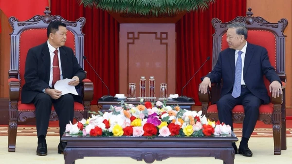 Tổng Bí thư Tô Lâm tiếp Thượng tướng Vanthong Kongmany, Bí thư Trung ương Đảng, Bộ trưởng Công an Lào. (Ảnh: TTXVN)