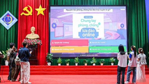 Một buổi tập huấn về kỹ năng chống lừa đảo trên không gian mạng cho sinh viên do Công an Cần Thơ tổ chức.