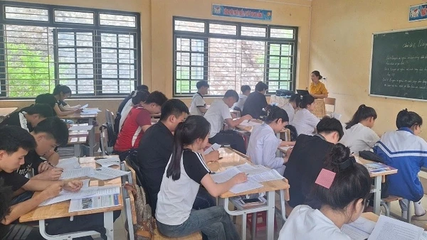 Hướng dẫn ôn tập cho kỳ thi tại Trường trung học phổ thông Quảng Khê, huyện Ba Bể. (Ảnh: THU CÚC)