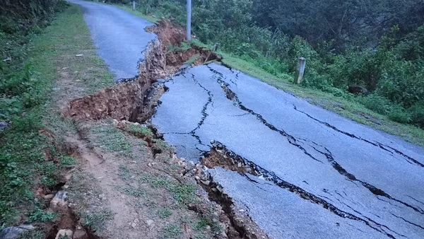 Sạt lở đất làm "đứt" một đoạn đường giao thông qua huyện Bạch Thông. (Ảnh: THU TRANG)