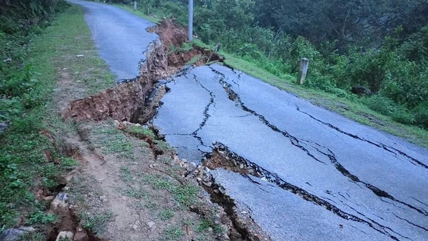 Sạt lở đất làm "đứt" một đoạn đường giao thông qua huyện Bạch Thông. (Ảnh: THU TRANG)