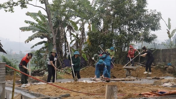 Cán bộ huyện Chợ Đồn ra quân giúp xóa nhà tạm cho hộ nghèo tại xã Bình Trung. (Ảnh: HÀ TUYẾT)