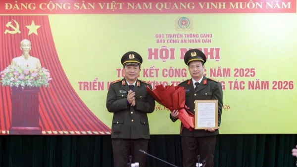 Thừa ủy quyền của lãnh đạo Bộ Công an, Thiếu tướng Đỗ Triệu Phong trao Quyết định về việc phân công Đại tá Nguyễn Thanh Bình giữ chức vụ Tổng Biên tập Báo Công an nhân dân.