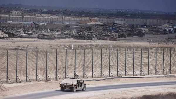 Xe quân sự Israel tại biên giới Israel-Gaza, ngày 9/10/2025. (Ảnh: THX/TTXVN) 