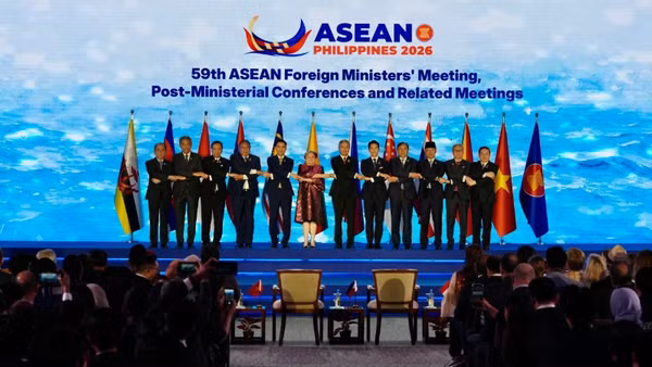 Thứ trưởng Đặng Hoàng Giang, Trưởng SOM ASEAN Việt Nam chụp ảnh chung cùng các Trưởng đoàn tham dự AMM-59. (Ảnh: Bộ Ngoại giao Việt Nam)