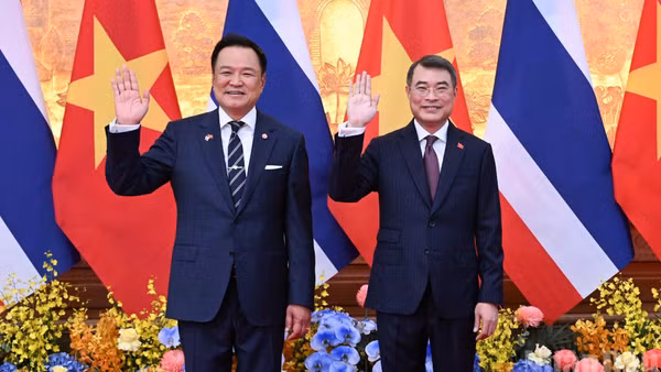 Thủ tướng Chính phủ Lê Minh Hưng và Thủ tướng Thái Lan Anutin Charnvirakul. (Ảnh: TRẦN HẢI)