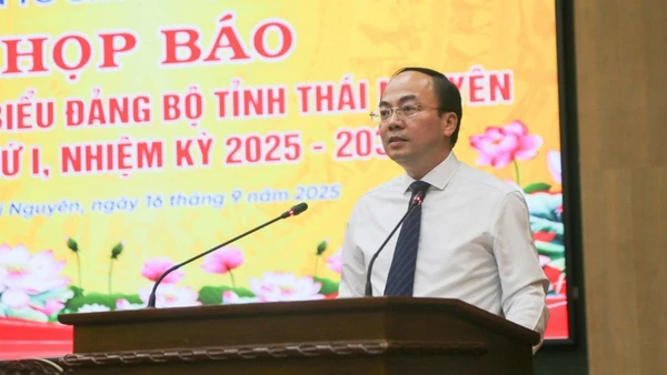 Phó Bí thư Thường trực Tỉnh ủy Thái Nguyên Nguyễn Đăng Bình phát biểu tại họp báo. (Ảnh: TUẤN SƠN)