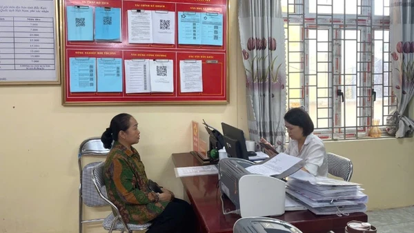 Hỗ trợ người dân nộp hồ sơ trực tuyến và giải quyết hồ sơ tại Trung tâm phục vụ hành chính công phường Đức Xuân. (Ảnh: PHƯƠNG THẢO)