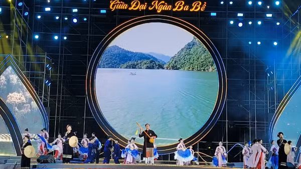 Trình diễn các tiết mục tại chương trình. (Ảnh: TUẤN SƠN).