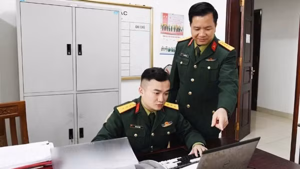 Lãnh đạo, cán bộ Phòng Chính trị trao đổi, theo dõi nắm tình hình để đấu tranh với luận điệu xuyên tạc trên không gian mạng. (Ảnh: DUY ĐỨC).