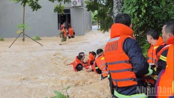 Lực lượng công an xã Đồng Kỳ (Bắc Ninh) cứu gia đình 5 người bị lũ cô lập. (Ảnh: ĐẶNG GIANG)