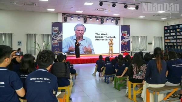 Sự kiện thu hút sự chú ý và bàn luận sôi nổi của các học sinh khối trung học cơ sở.